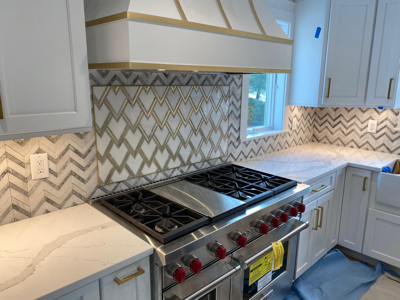 Luxury kitchen with white and gold chevron marble mosaic backsplash